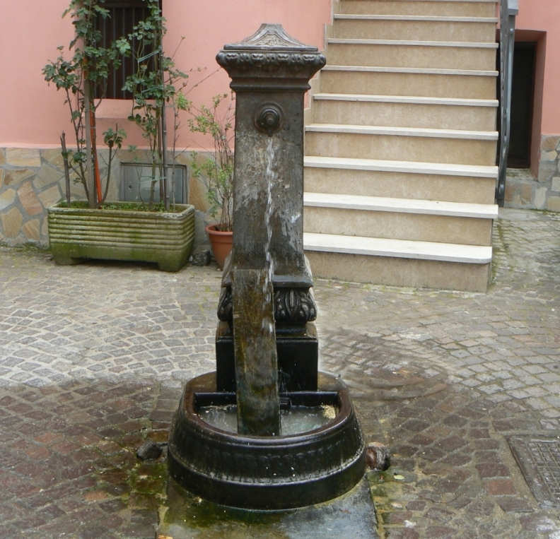 Fontanella nel in piazzetta Duomo